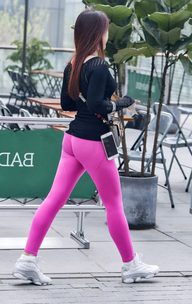 街拍红色紧身裤熟女，紧绷的身材曲线迷人，傲人上围让人忍不住多