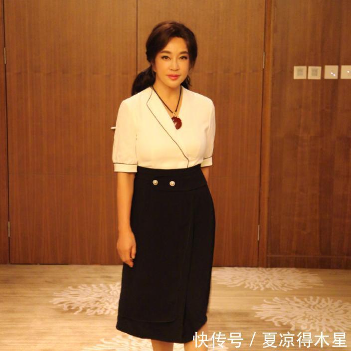 口部分：衬衫裙硬勒出凹凸感，离开精修的脸竟无一丝皱纹，刘晓庆真不服老