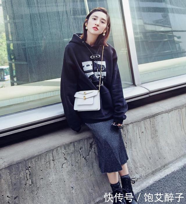 奔四■奔四奔五的女人别再穿卫衣配裤子,学学明星这样穿,美的很高级