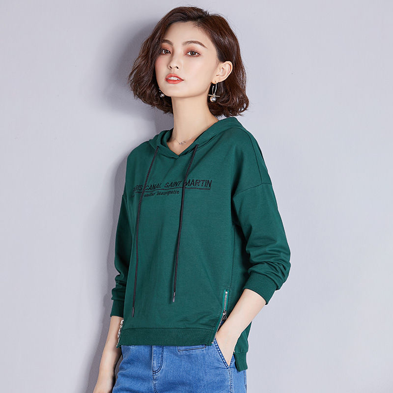 时尚辣妈身材太好了!穿这紧身T恤,显现凸凹有致的身材