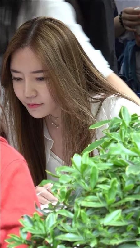 纯白雪纺衫搭配牛仔短裤，飘逸秀发绿叶相伴