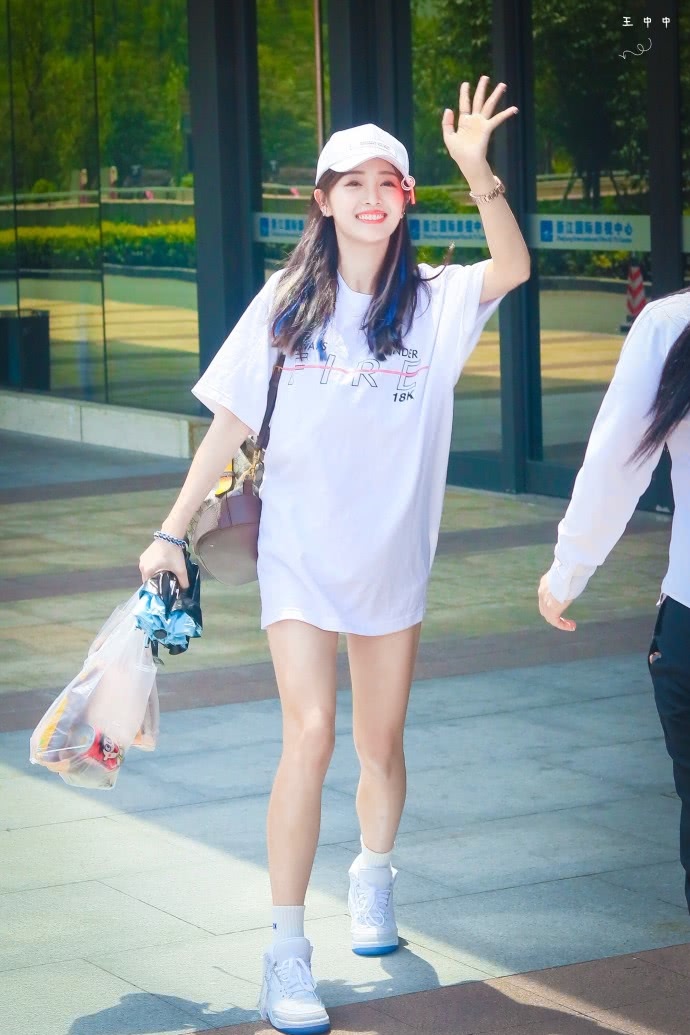 真服吴宣仪！烂大街的牛仔短裤穿得如此潮流，实力诠释什么是美腿