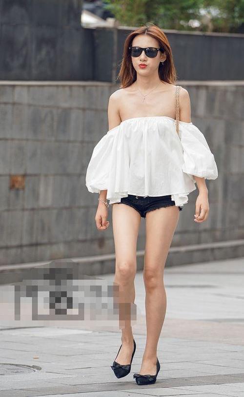 路人街拍，小姐姐身穿素雅甜美的白色一字肩短裙，清凉性感