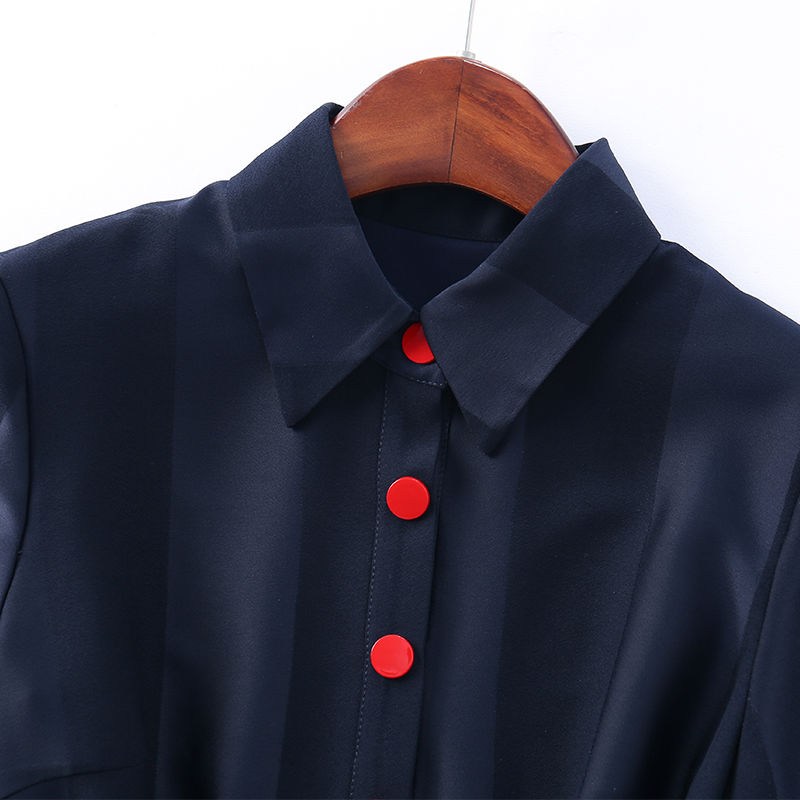 女人别再买铅笔裤了，因为今年流行裸鞋+秋裙，洋气有女人味