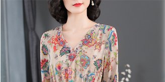 女人再漂亮，也不要裙子配丝袜!瞧瞧下图女人这么穿，简直万人迷