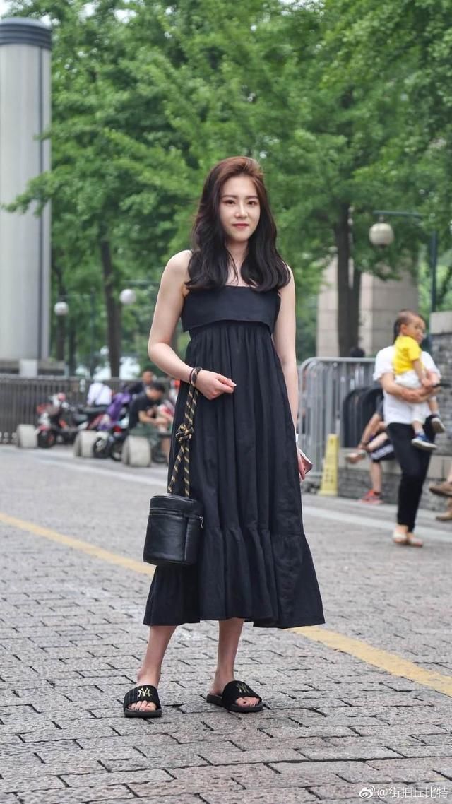 路人街拍：小姐姐很漂亮，白衬衣搭配黑短裤，秀出完美腿型