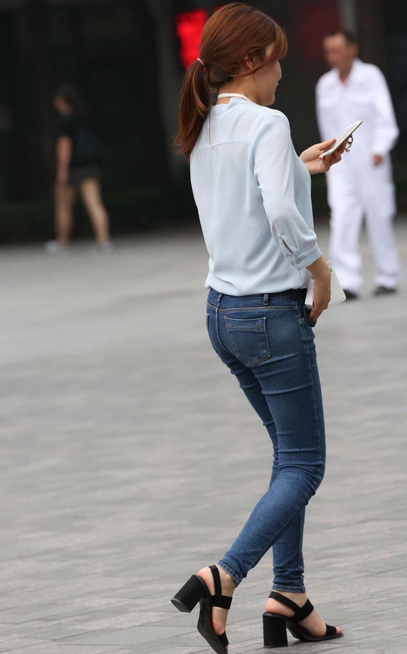 万泉广场街拍:紧身牛仔裤美眉，尽显迷人曲线