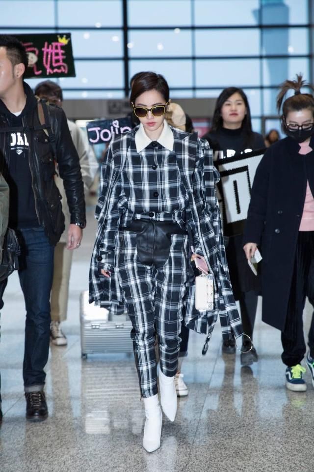 真服了蔡依林！阔腿裤下缝条5分裤，网友：难怪这么显高！