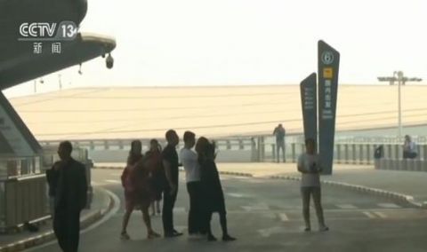  「打卡」任性“打卡”留念 影响北京大兴国际机场的安全出行