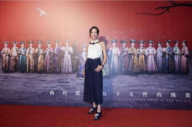 张钧甯亮相某活动现场秀美背撩发迷人，穿衣打扮又秀出新高度