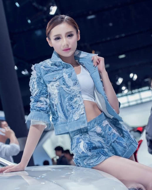 气质小姐姐漏脐装大展好身材，超短裤短出新界限，网友：车不及人