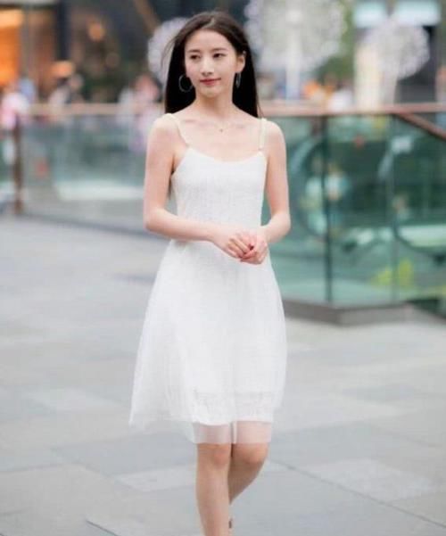  美女■街拍：一貌倾城的美女，一条白色的吊带连衣裙，青春靓丽气质美