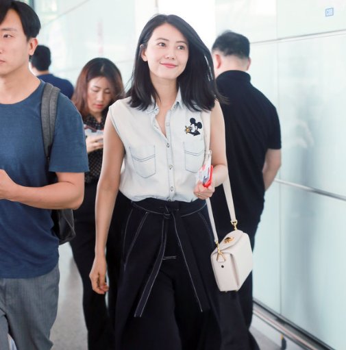 高圆圆素颜出镜,脸垮膀粗,这还是我们认识的街拍达人,不老女神