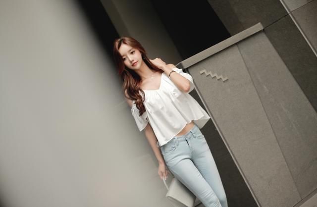 牛仔裤的魅力，穿出修长腿部，时尚尽显！