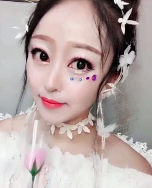 58岁大妈直播卸妆，素颜震惊全网，网友：别拦我，我先跪了