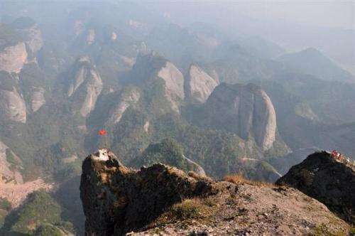 中国最危险的工作之一! 整天在悬崖边飞檐走壁, 只为烧“一炷香”