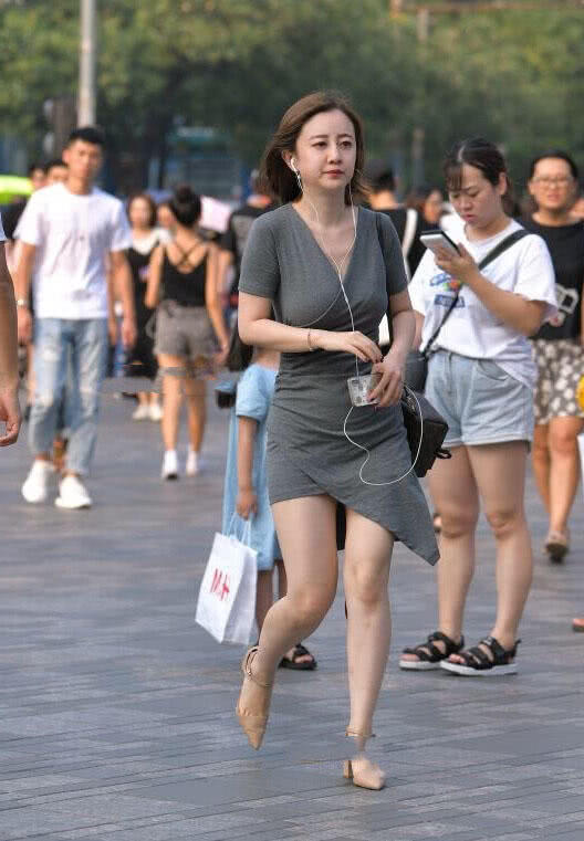 成熟少妇穿贴身裙勾勒出完美曲线，浑身散发的风情挡不住