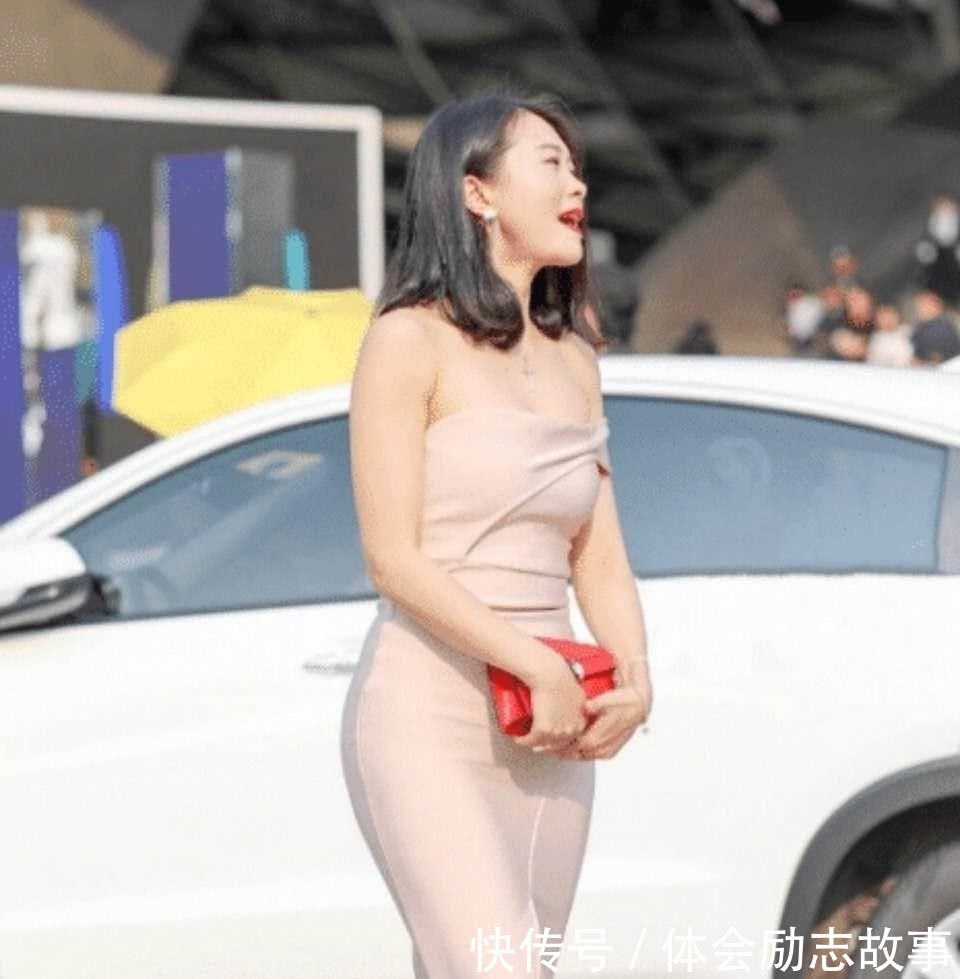  『适合』什么是优雅气质？这件粉红色短裙诠释很到位，适合35岁的人穿吧？