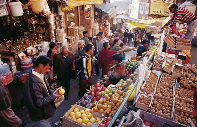 印度姑娘啥都卖,还向游客极力推销这个,中国男游客看了当场翻脸