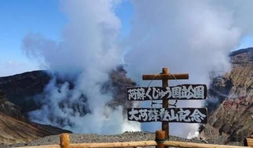 世界上最大的火山口，日本阿苏山火山(周长114公里)