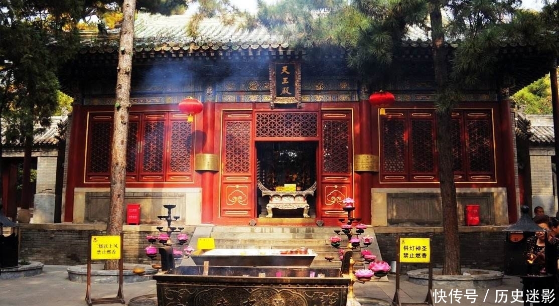 寺庙功德箱讲究多,开口朝上、朝前有何区别?老和尚道出背后秘密