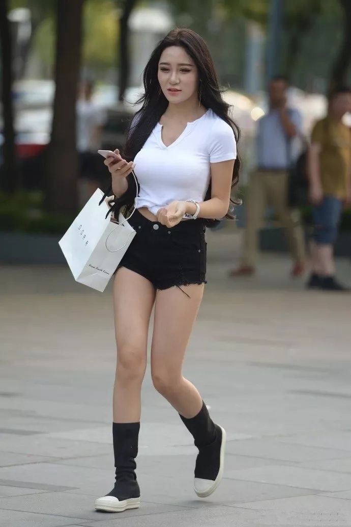 高清街拍|超短裤穿得如此迷人的女人真不多，她是第一名吗?