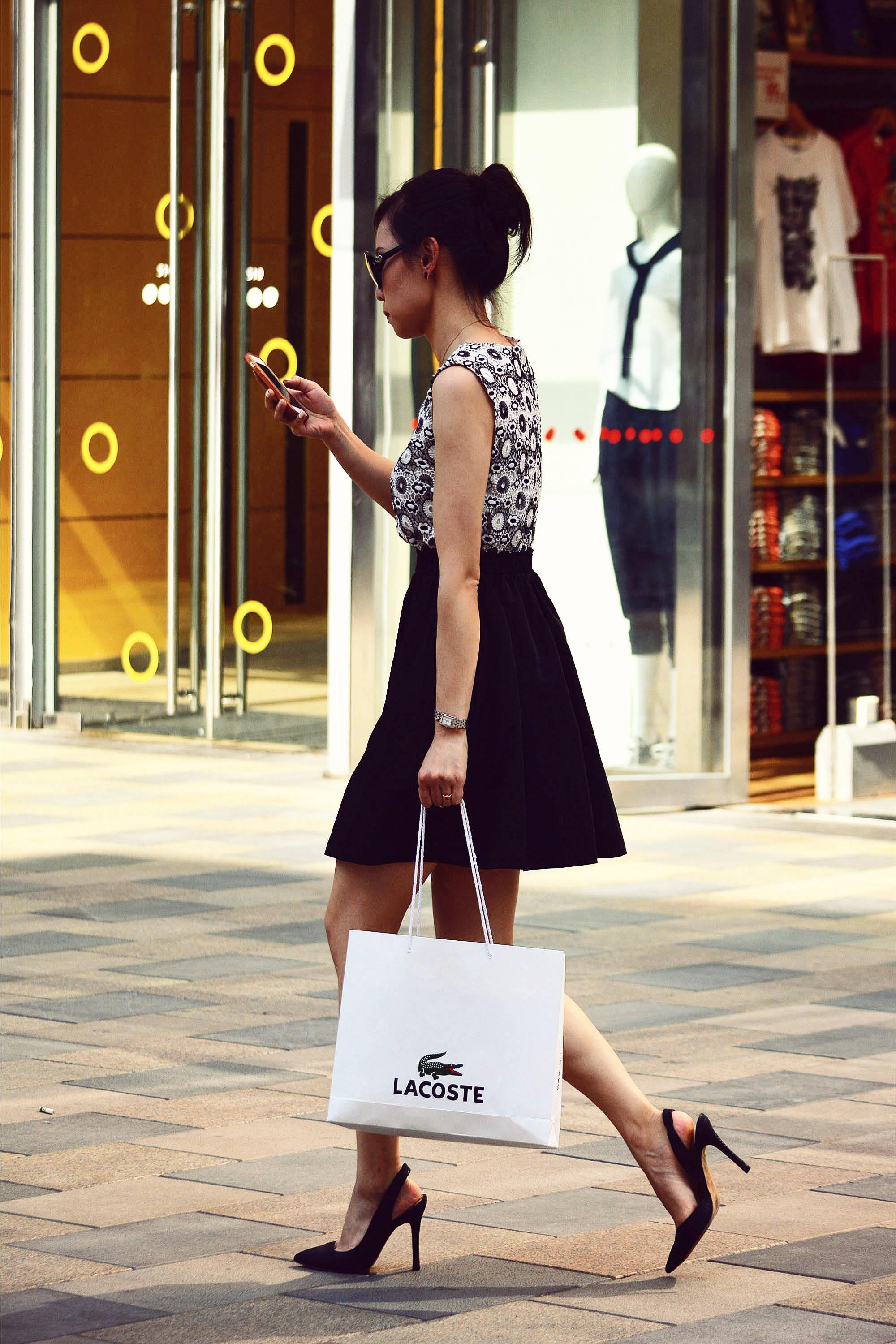 在这个穿高跟鞋逛街的季节里，你会选择怎样的款式呢？