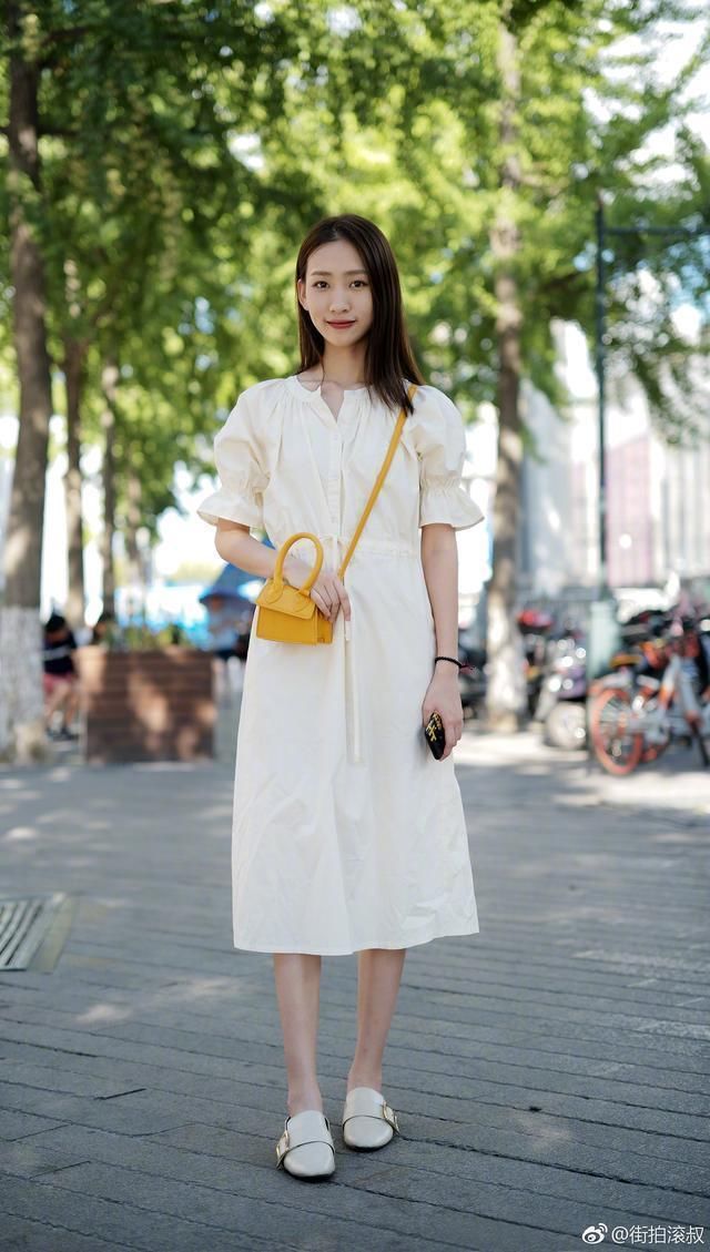 小姐姐散步，青春靓丽婀娜多姿，美腿吸引人!