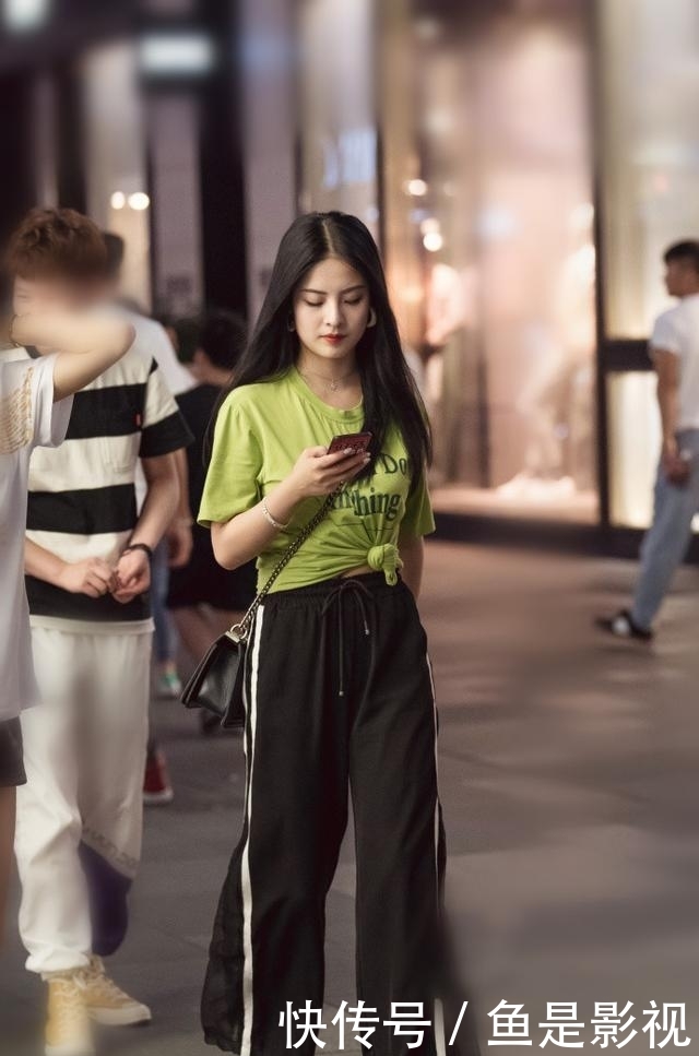  简约■素人街拍: 简约T恤穿的好, 也有回头率