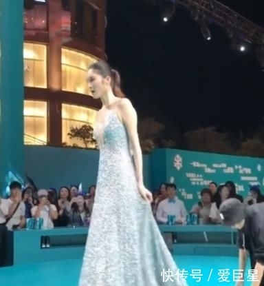 「 然怕」谁知道上场后，何穗的表情亮了，井柏然怕没有何穗高穿了双高跟鞋