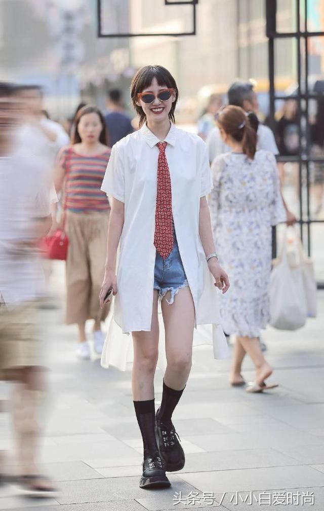 穿吊带短裤的小姐姐，微胖身材很惹眼，珠圆玉润的腿很加分！