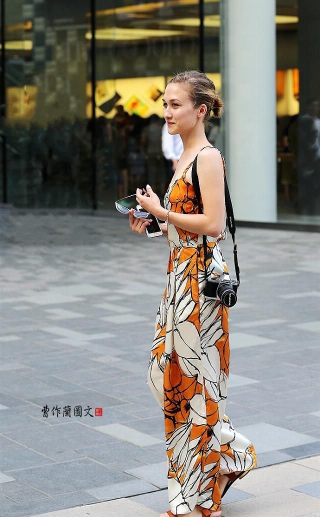  连衣裙■街拍：美女简单又美丽，就穿连衣裙