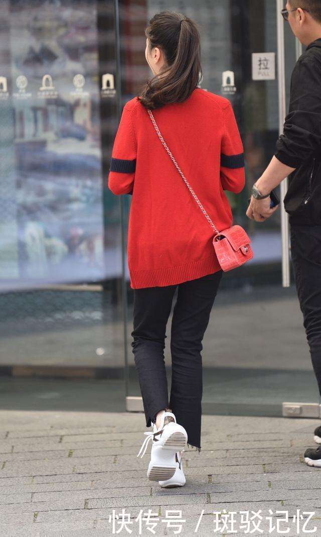 街拍：图五气质红唇美女，露肩衫配直筒裤，美腿小姐姐，超可爱！