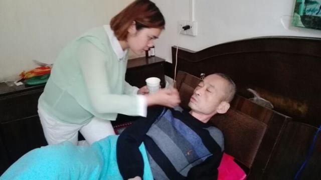 弋佩:坚强军嫂为夫尽孝感动众人