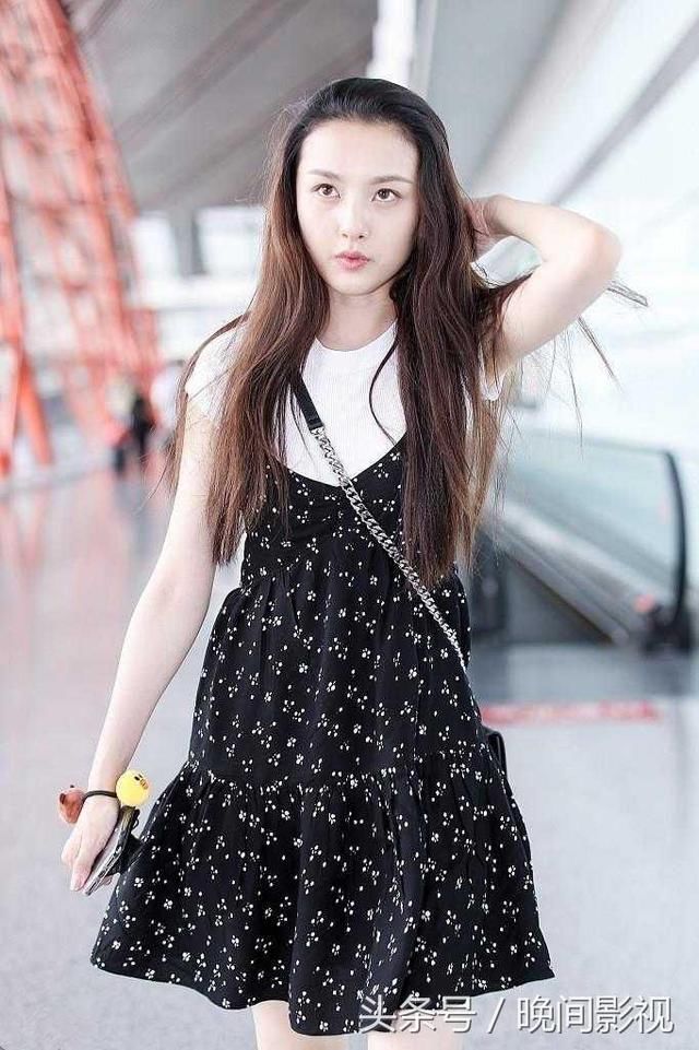 宋祖儿穿白T搭吊带裙现身秀美腿，可当看到膝盖时网友一阵心疼！