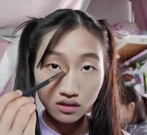 32岁老大妈仿妆baby，嘟嘟嘴的时候，晓明想打人！