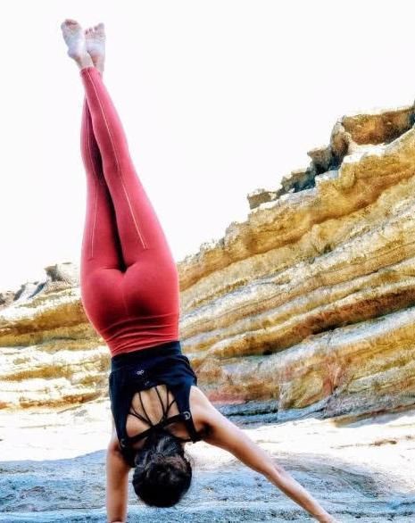 时尚小萌妹“紧身”瑜伽裤,姿势太到位,让网友直言:肾有点吃不