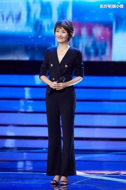 42岁马伊琍现身发布会，杂乱发型显年轻，网友：发型真的太重要