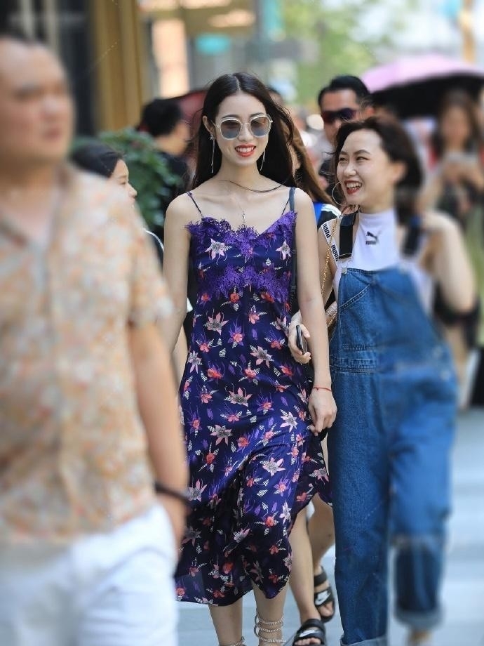 『碎花』街拍:碎花连衣裙小姐姐,皮肤白皙温婉迷人