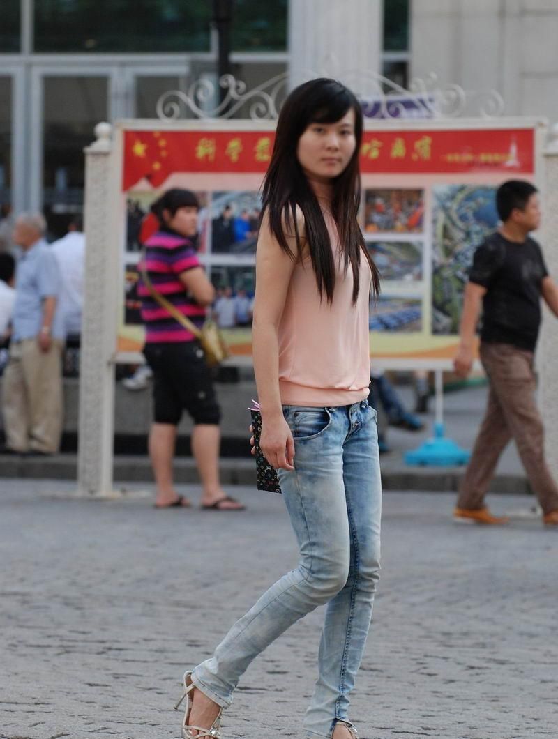 街拍:跟拍大学数学系的班花,好像被发现了