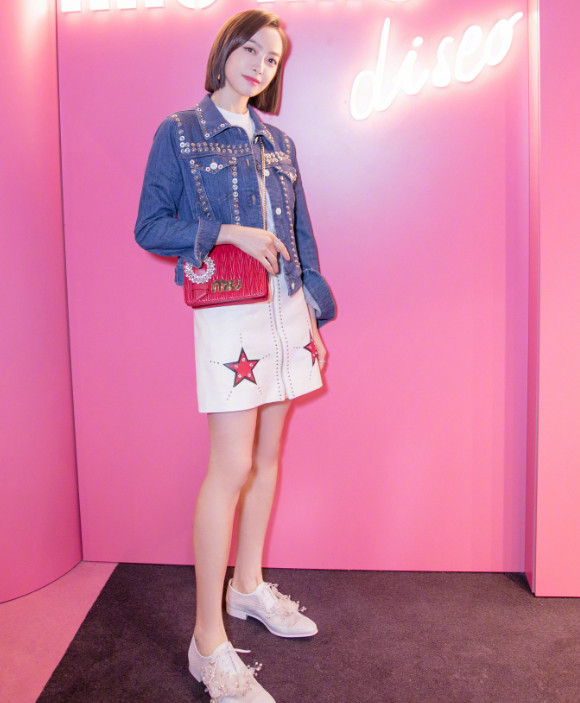 宋茜黑衣亮相，蚂蚁腰叫人惊呆了，体重应该不超85斤吧！