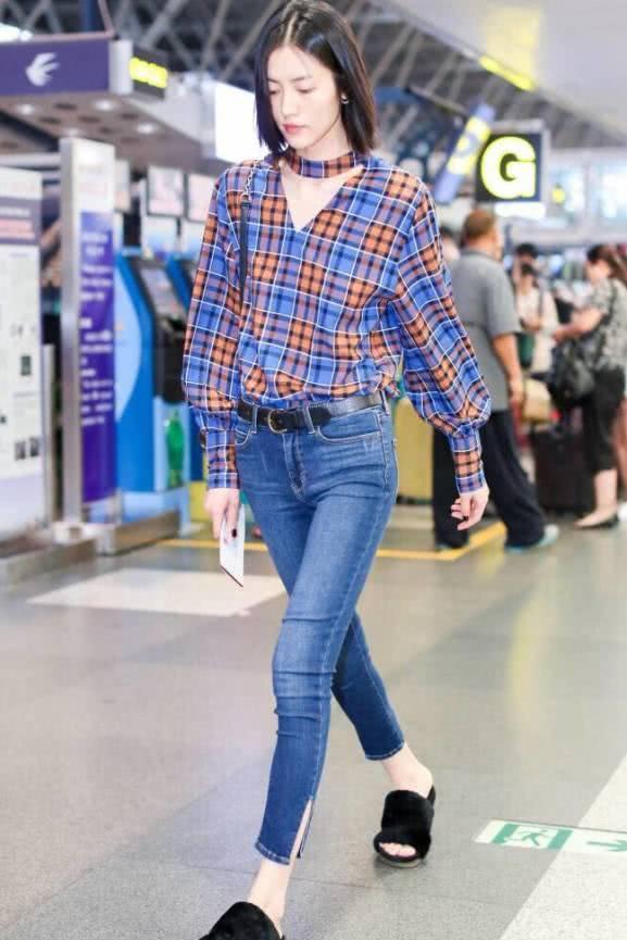 刘雯穿格纹衬衫配牛仔裤亮相, 这种简单随性的穿搭喜欢吗?