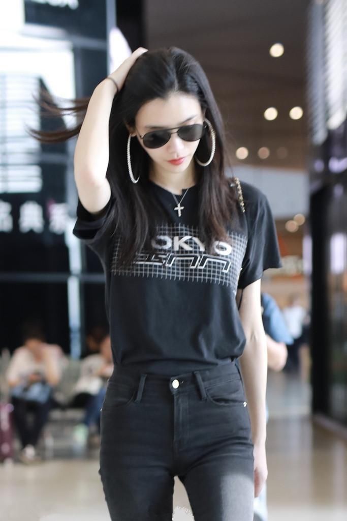 奚梦瑶简单穿搭亮相机场，撩头发都能迷死人，气场强大竹竿腿抢眼