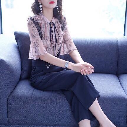 80后女人少穿连衣裙，多穿这样的小衫，减龄洋气还特显瘦