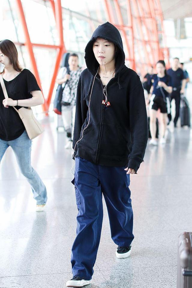 窦靖童穿衣正常了，一身黑衣尽显低调，看到她身上的纹身，我傻了