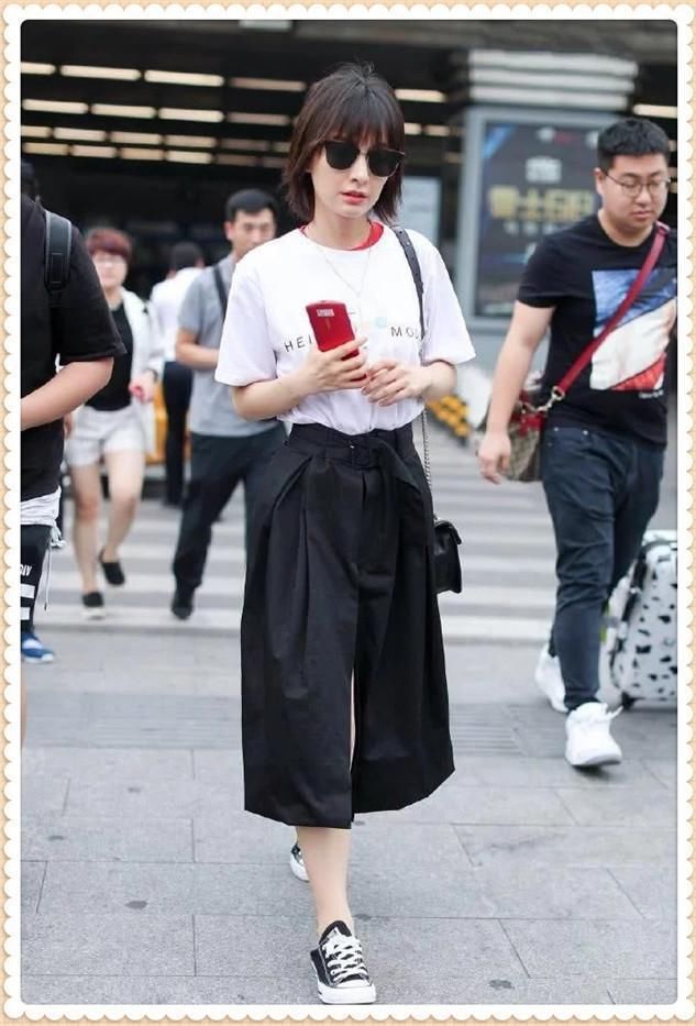 谢娜终于瘦回来了!穿黑色半身裙大秀小蛮腰,撞上吴昕一点没输!