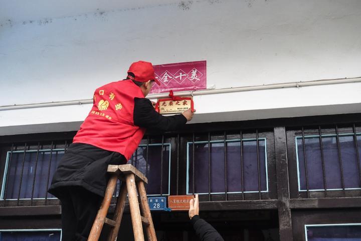 海宁2万家庭将挂光荣牌 他们亲人是军人！