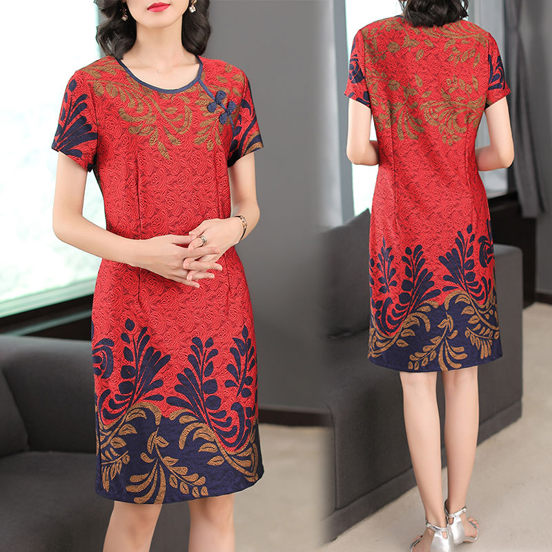 现在女人超敢穿，如此性感的旗袍直接就这样穿出门，美得出奇