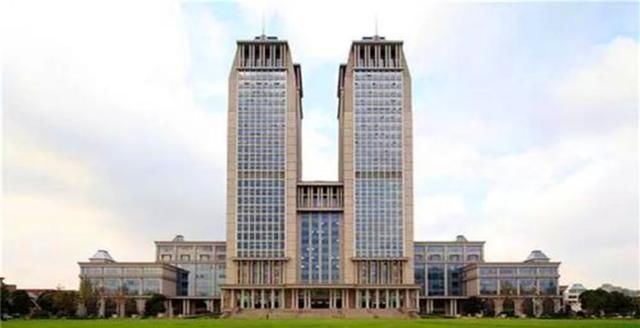  『光华楼』我国最大教学大楼，达到142米，因双子塔构造名闻全球