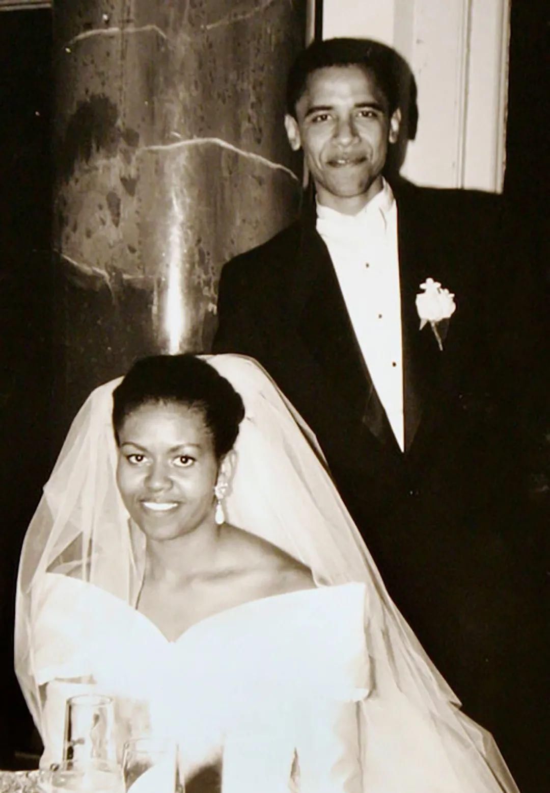  【奥巴马】奥巴马28年前结婚好柔情，跪在地上给妻子捏脚，把米歇尔宠上了天